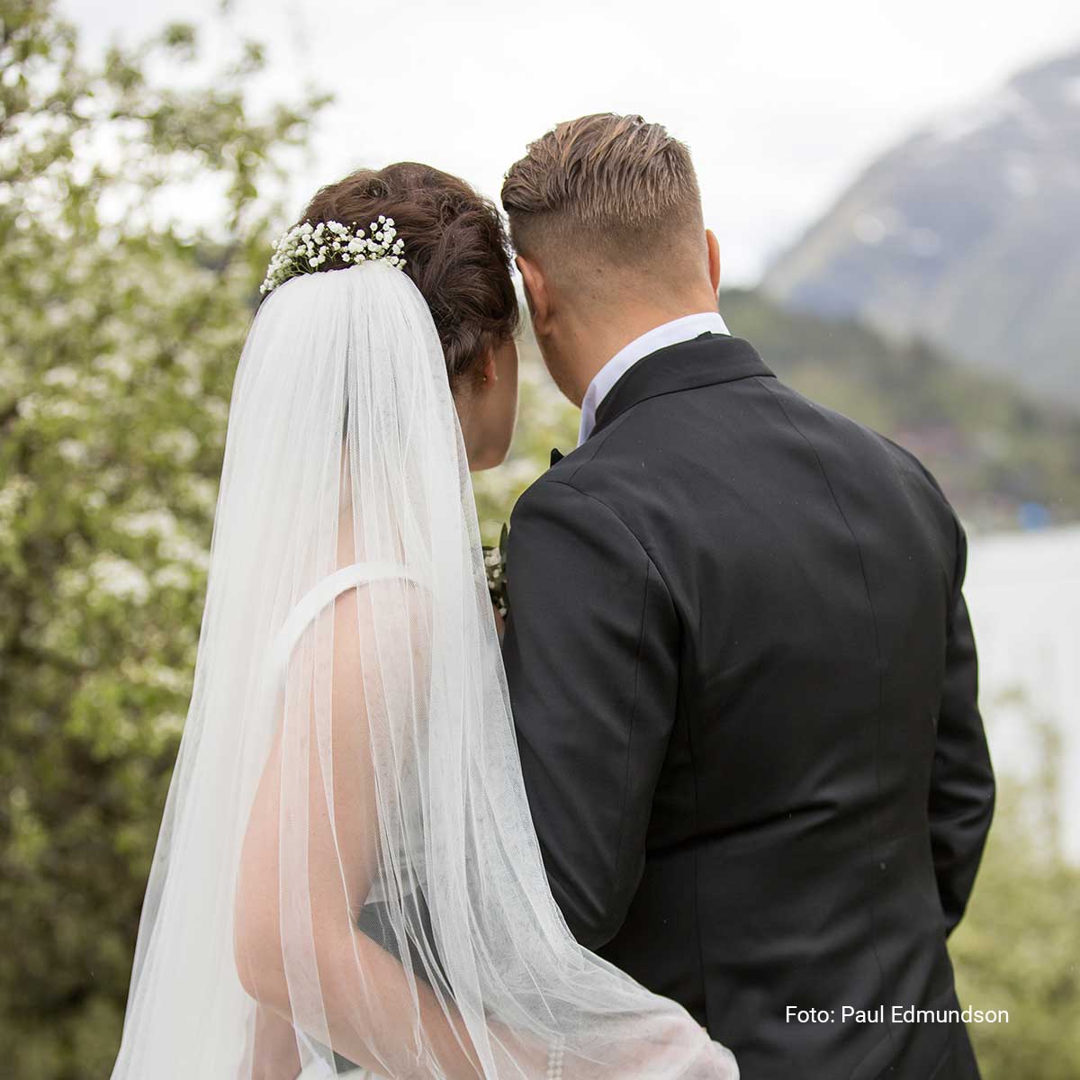 Brudepar-i-hagen-2022---Paul-Edmundson